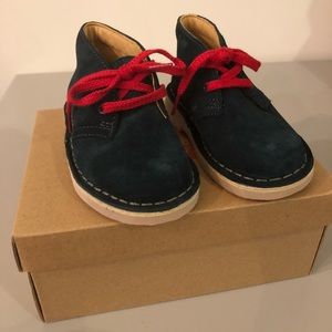 Clark’s kids navy suede desert boot